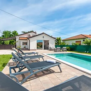 Apartment Cozy House With Pool Near Rovinj, Kanfanar